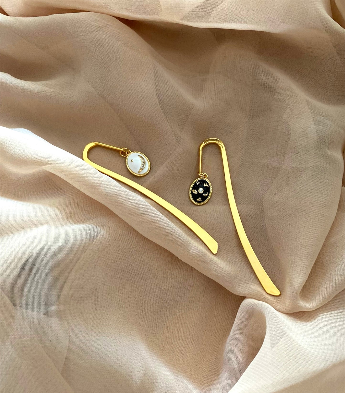 Bookmark Mystical White