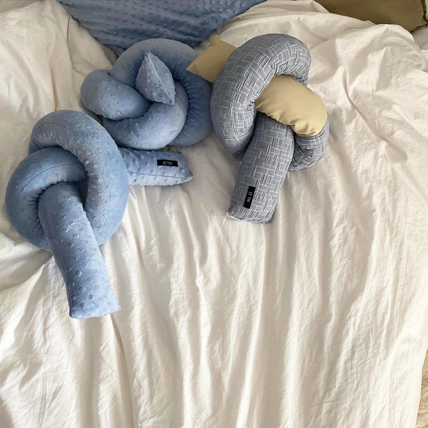 Knot Pillow Light Blue