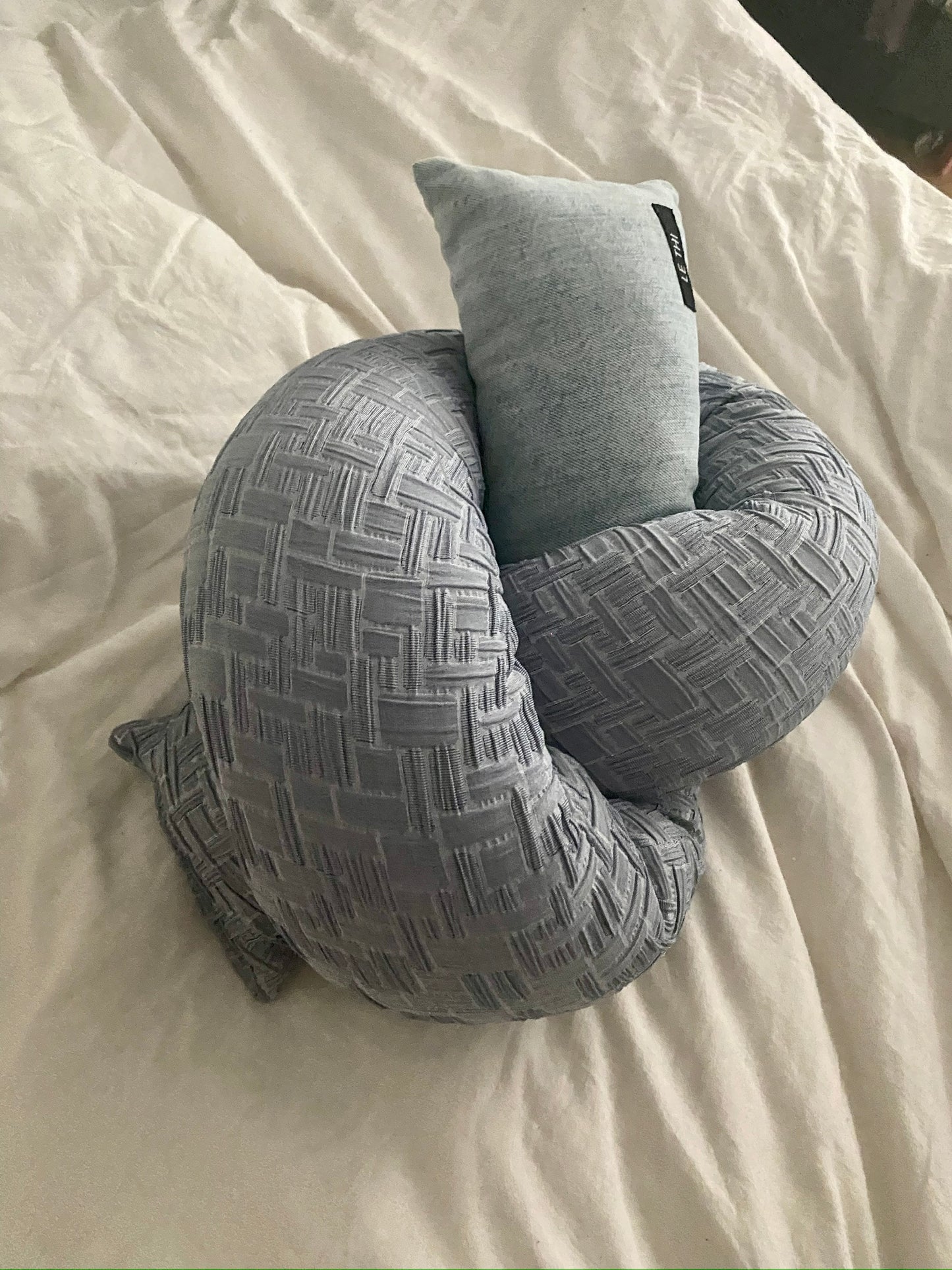 Knot Pillow Light Blue