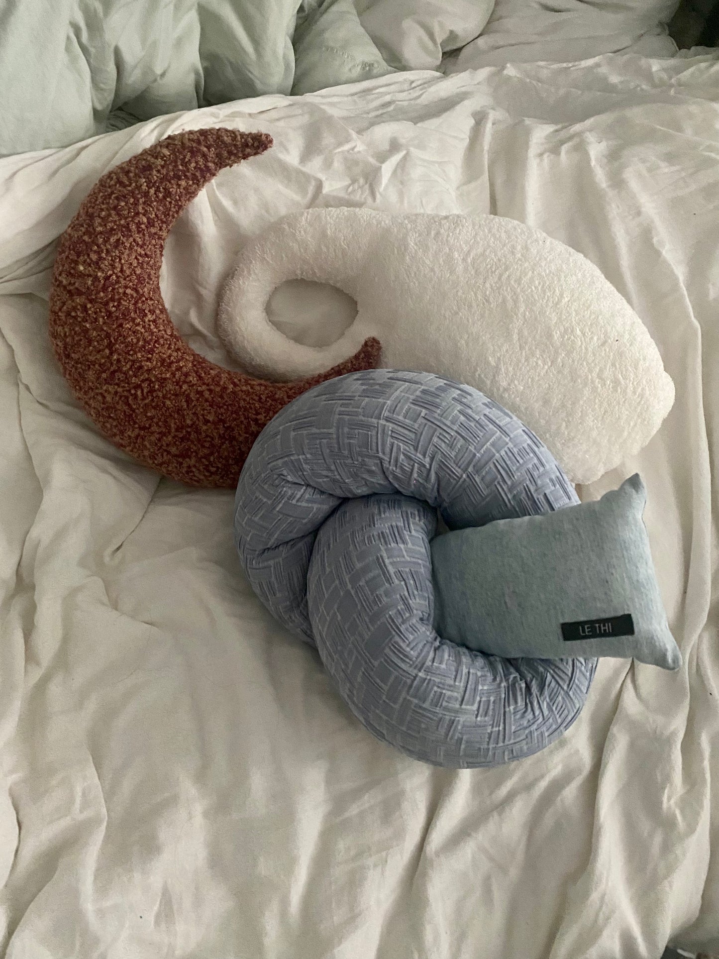 Knot Pillow Light Blue